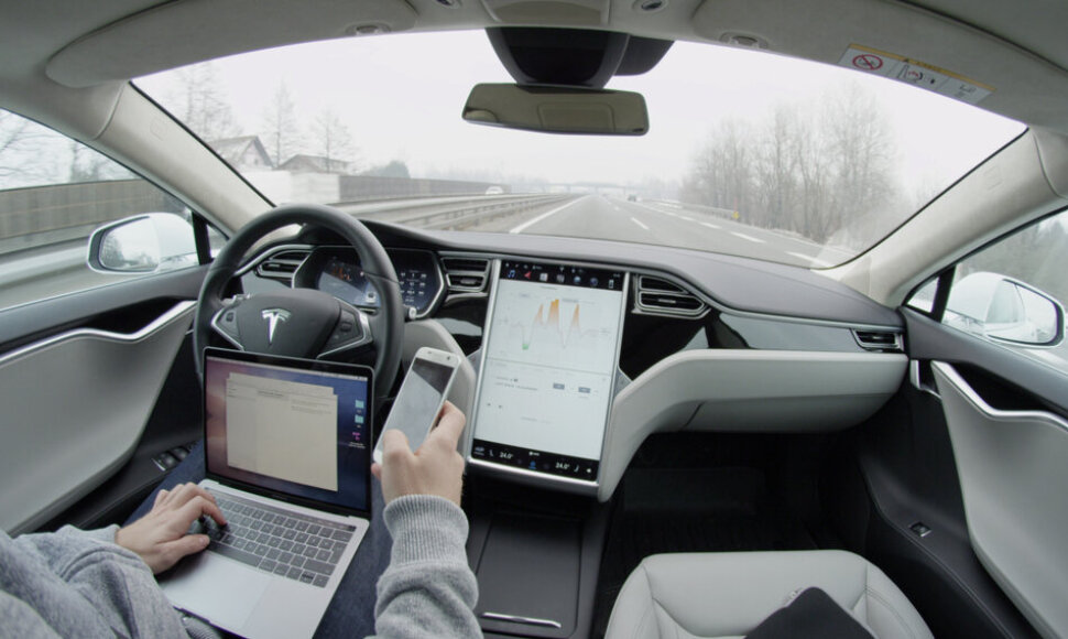Savaeigis automobilis &bdquo;Tesla&ldquo;