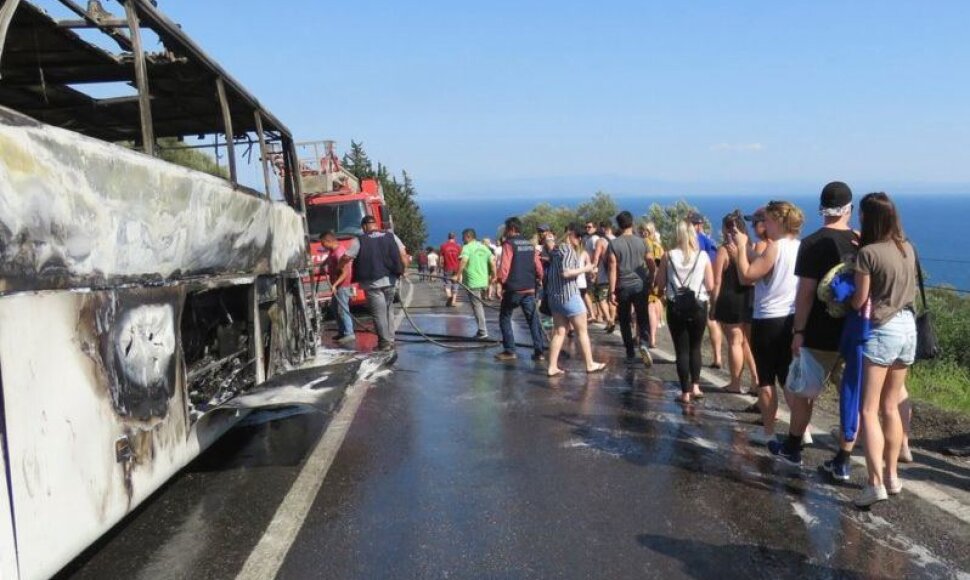 Keleiviai spėjo evakuotis iš užsidegusio autobuso