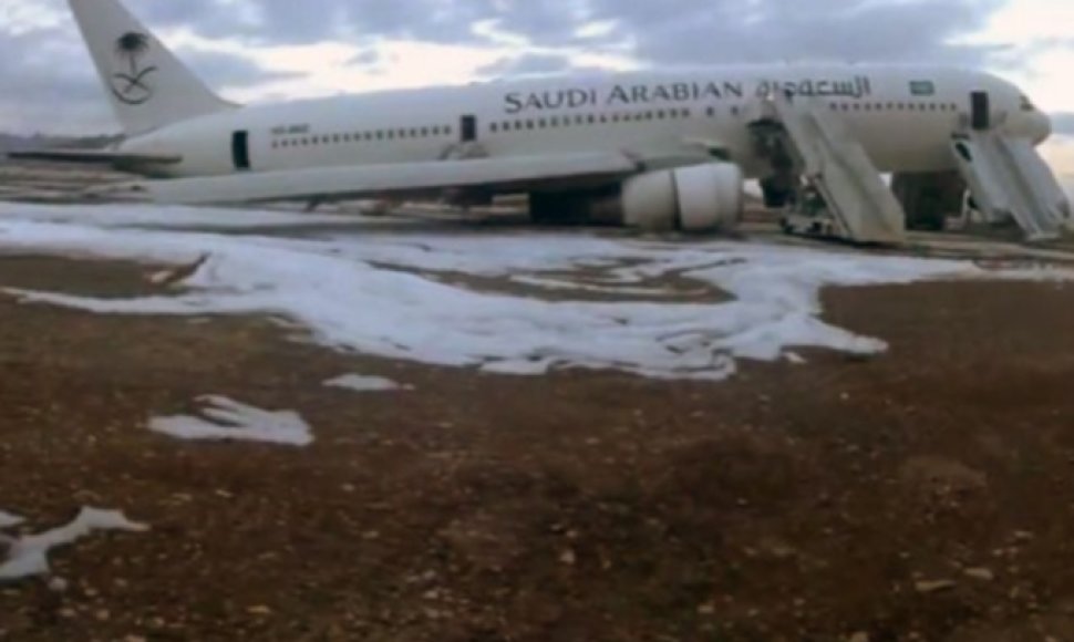 Saudo Arabijos avialinijų lėktuvo avarinis nusleidimas