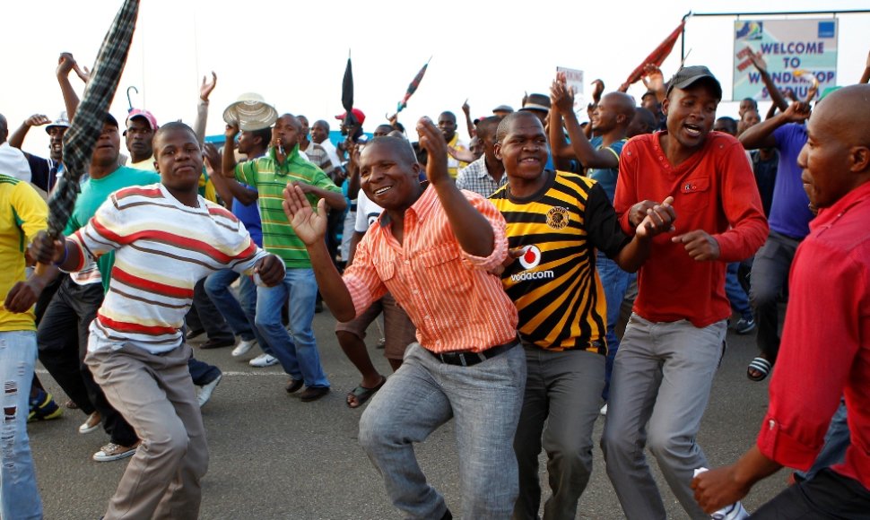 Afrikiečių džiaugsmas liejasi per kraštus.