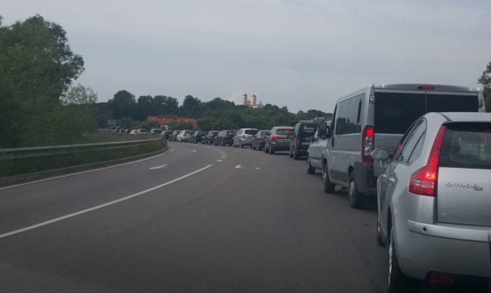 Dėl kelyje Kaunas–Jurbarkas vykdomų remonto darbų nusidriekia spūstys