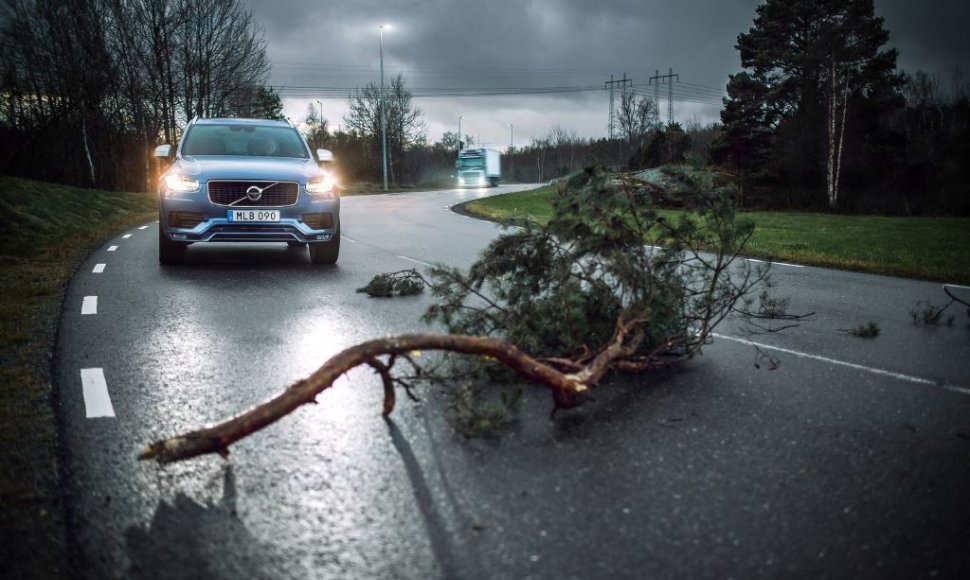 „Volvo“ į sunkvežimius ir lengvuosius automobilius diegs sistemą, perspėjančią apie pavojus kelyje