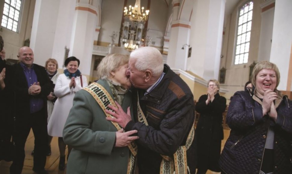 Atnaujintus santuokos įžadus Janina ir Česlovas sutvirtino bučiniu.