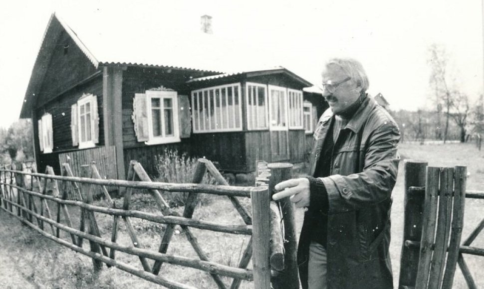 Bronius Kutavičius prie savo sodybos Varėnos r. apie 1996 m.