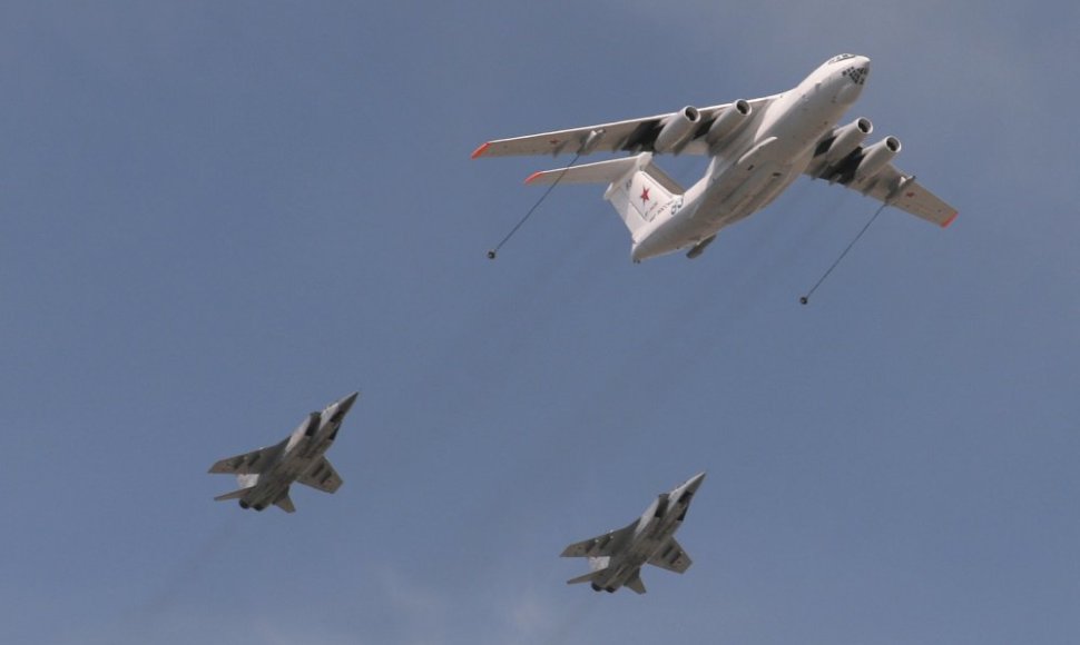 Degalų papildymo lėktuvas „An Ilyushin Il-78 Midas“ ir strateginis bombonešis „Sukhoi Su-24“. Karinis paradas Maskvos Raudonojoje aikštėje