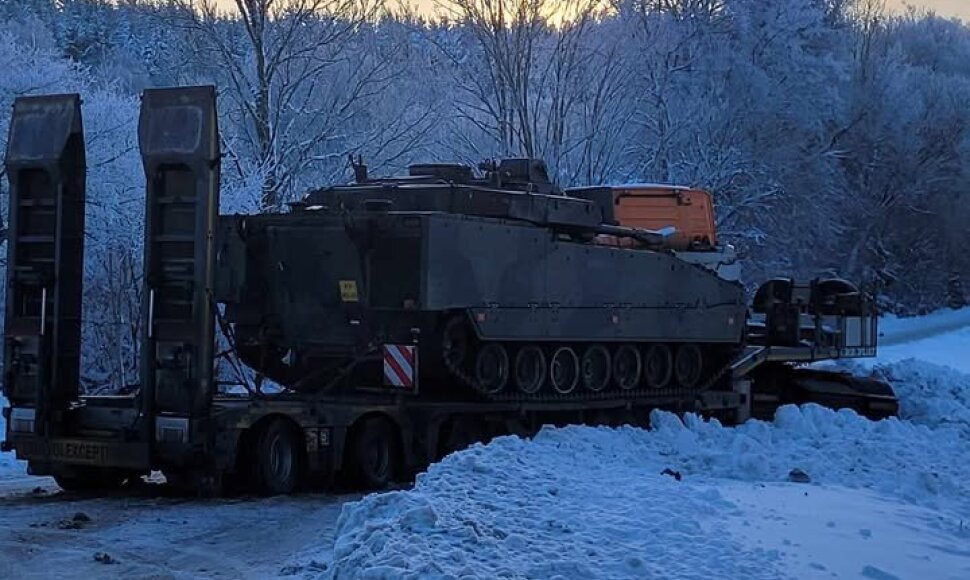 Prie Gargždų įstrigo karinė technika