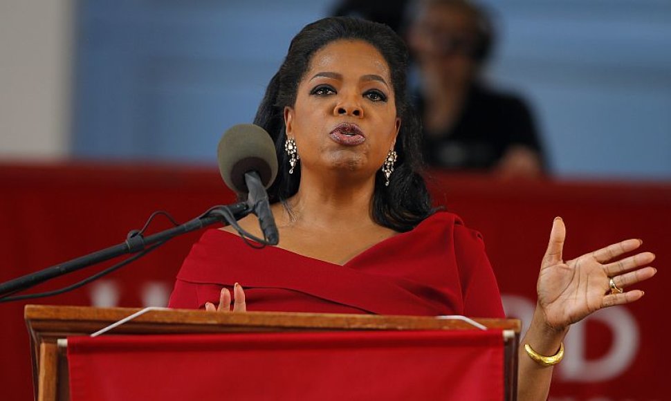 Oprah Winfrey Harvardo universitete skaito kalbą. Moteris yra gavusi garbės teisės daktaro laipsnį. 