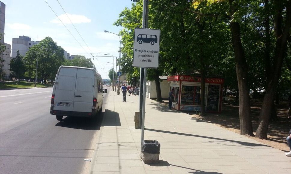 Naujas ženklas autobuso stotelėje nurodo, kur turi sustoti pirmasis autobusas