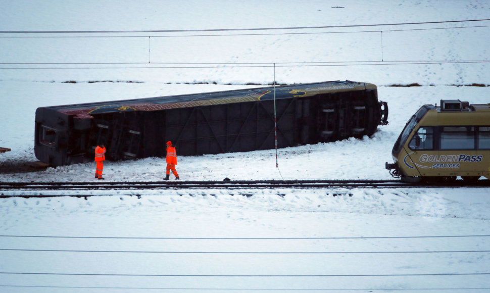 Šveicarijos vidurio miestelyje Lenke aštuoni žmonės buvo sužeisti smarkiam vėjo gūsiui nuo bėgių nuvertus keleivinio traukinio vagoną.