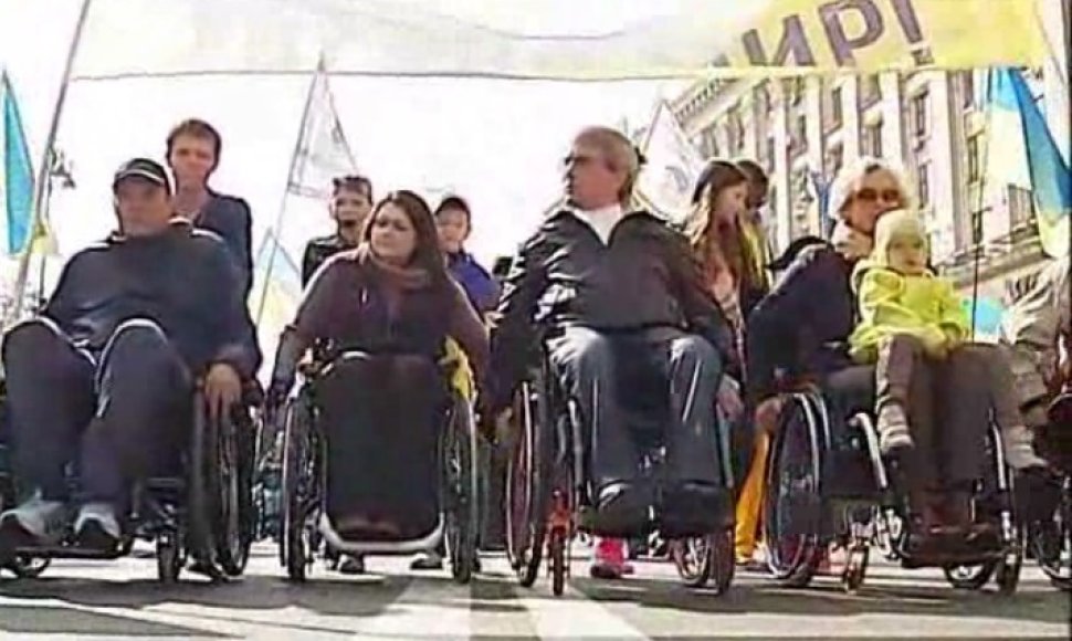 Neįgalieji surengė „taikos maršą“ Kijeve.