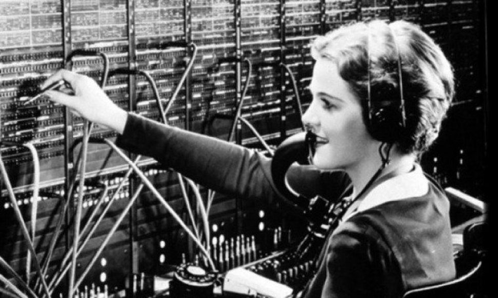Telefonų operatorė turėdavo skambinantįjį greitai sujungti su reikiamu asmeniu
