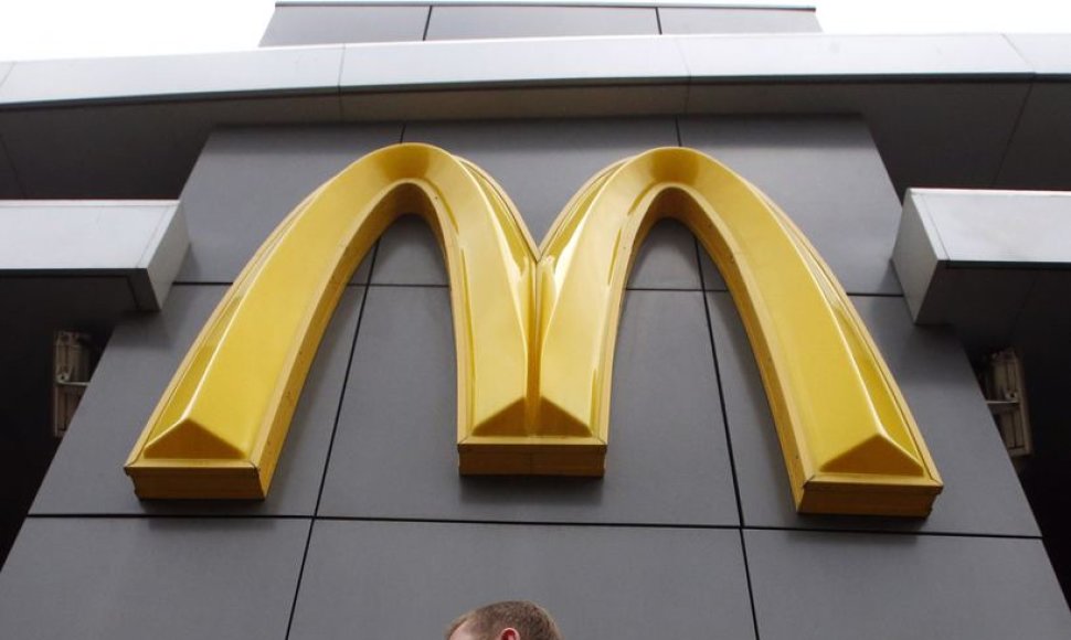 Maskvoje vyras eina šalia uždaryto „McDonald's“ restorano