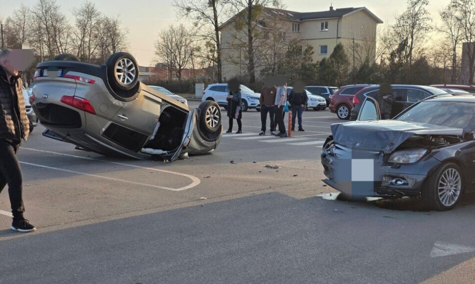 Po susidūrimo stovėjimo aikštelėje Jonavoje, vienas automobilis liko gulėti ant stogo