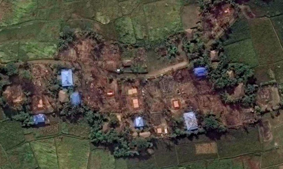 Palydovinės sudegintų kaimelių Mianmare nuotraukos