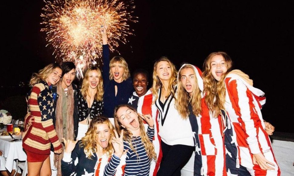 Taylor Swift vakarėlyje dalyvavo jos draugės Cara Delevingne, Gigi Hadid, Blake Lively, Uzo Aduba, Halston Sage, Este Haim, Rachel Platten ir Ruby Rose su savo mergina Harley Gusman