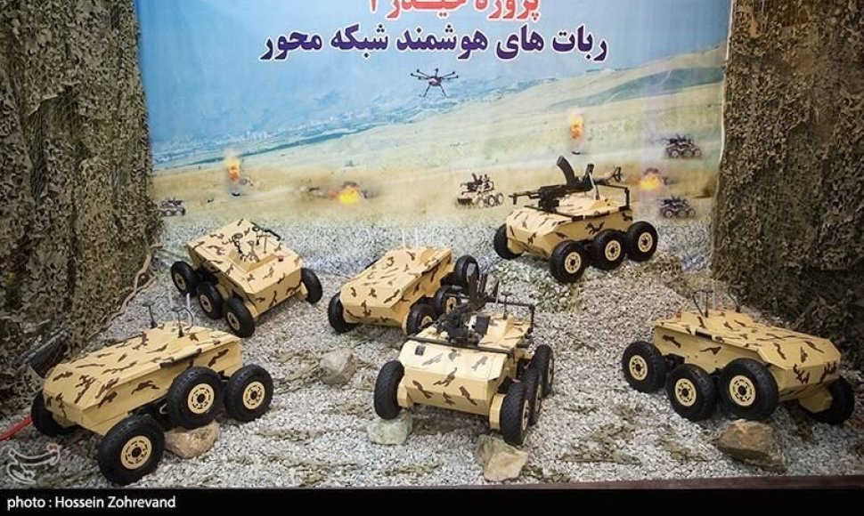Ginkluoti Irano robotai
