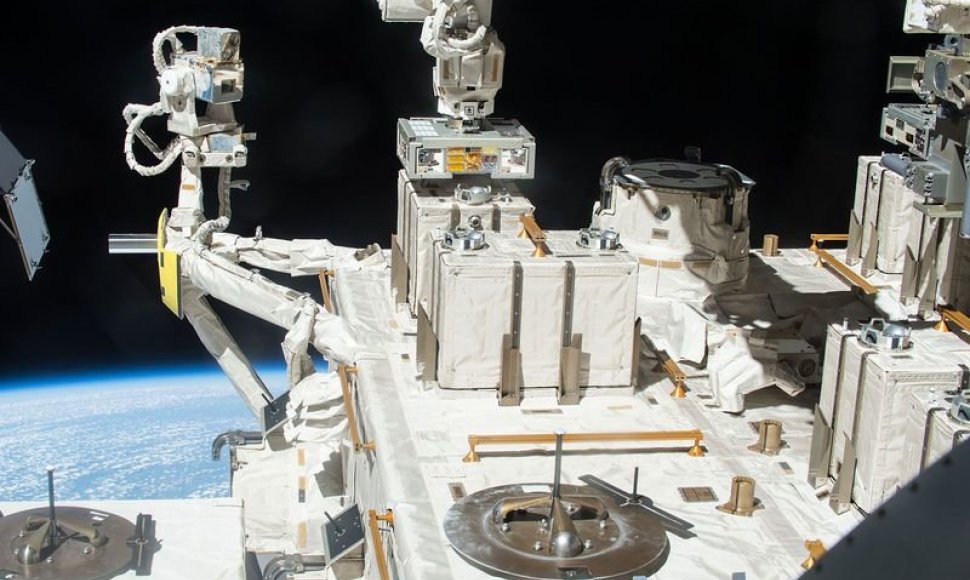 Robotizuota Tarptautinės kosminės stoties ranka įtaisė tris kameras su bakterijomis TKS išorėje