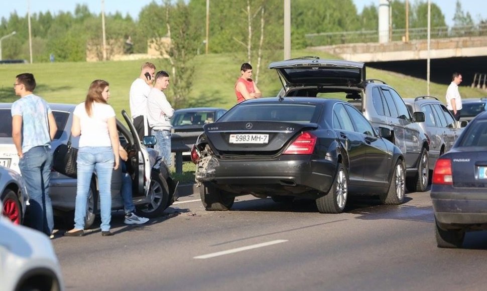 Tūkstantmečio gatvėje susidūrė keturi automobiliai