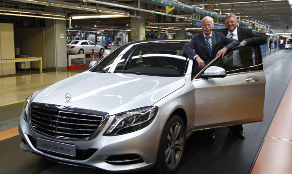 „Daimler“ vadovas Dieteris Zetsche šalia S klasės „Mercedes-Benz“