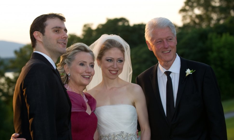 Chelsea Clinton su vyru Marcu Mezvinsky ir tėvais Billu bei Hillary Clintonais