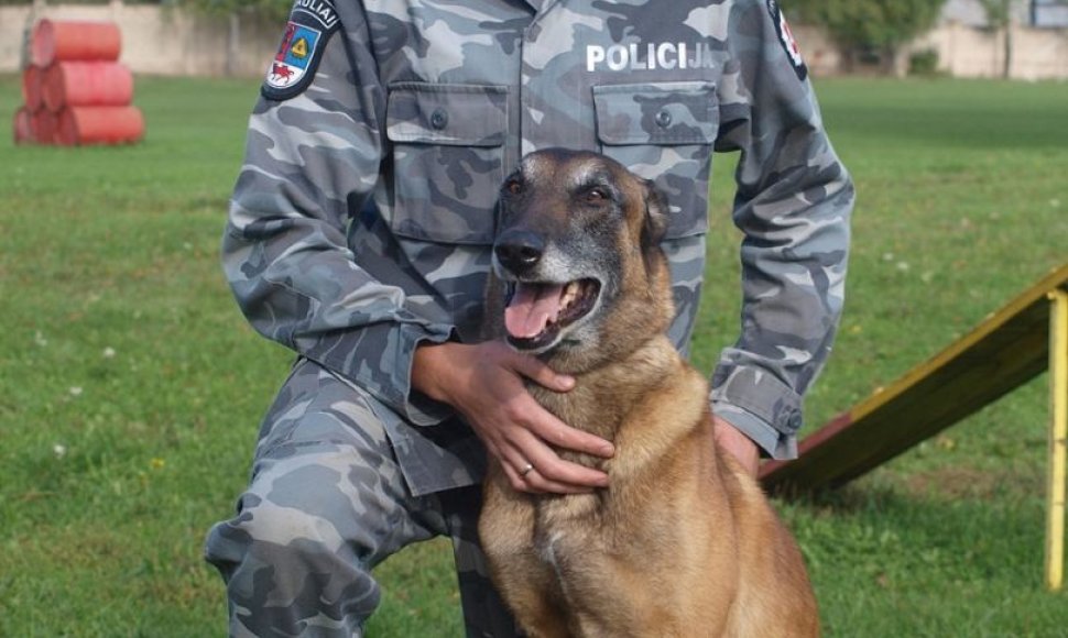 Šiaulių apskrities policijos kinologas Marius Mižutavičius su tarnybiniu šunimi Bondu.