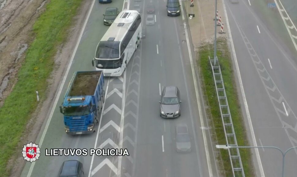 klaipedos-apskrities-keliu-policijos-pareigunai-fiksavo-nepagarbiai-uzlendancius-vairuotojus