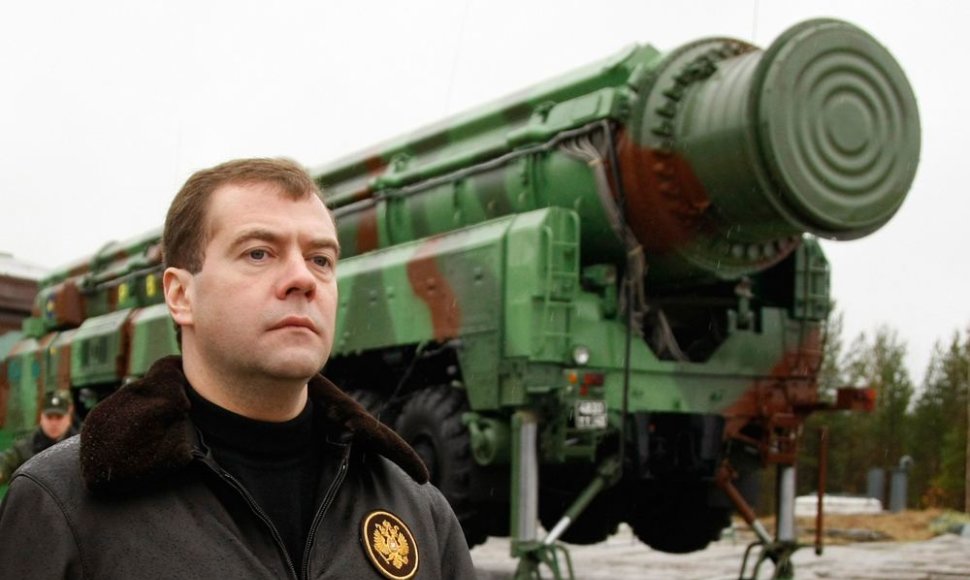 Dmitrijus Medvedevas prie balistinės raketos