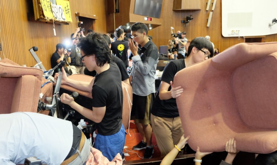 Protestuotojai paliko Taivano parlamentą