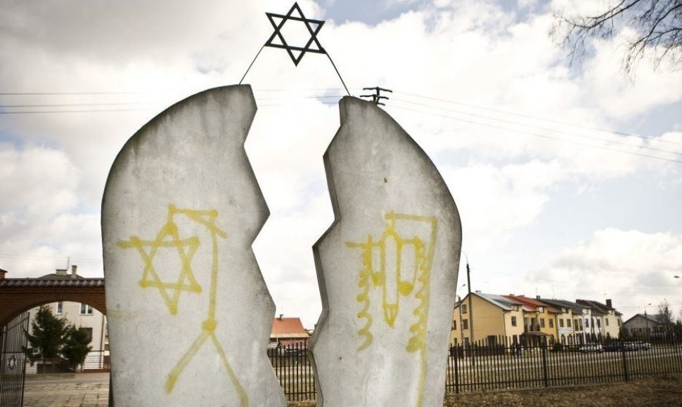 Išniekintos žydų kapinės Lenkijoje.