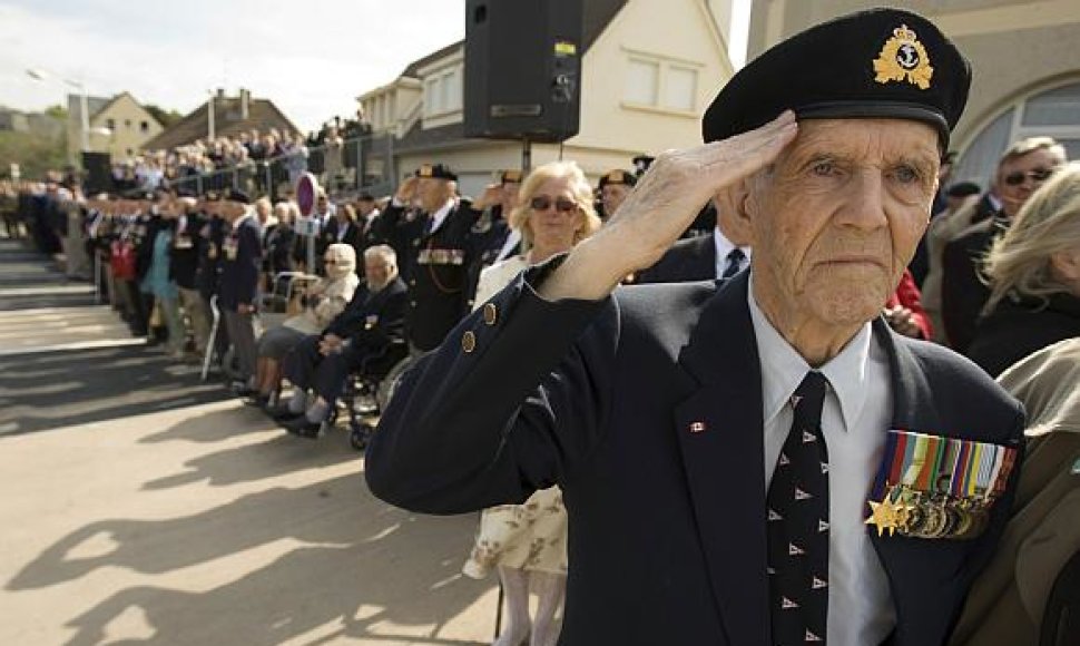 Tūkstančiai žmonių, tarp jų ir išsilaipinimo Normandijoje veteranai, susirinko Prancūzijos šiaurėje paminėti didžiausios karinės desantinės operacijos metines.