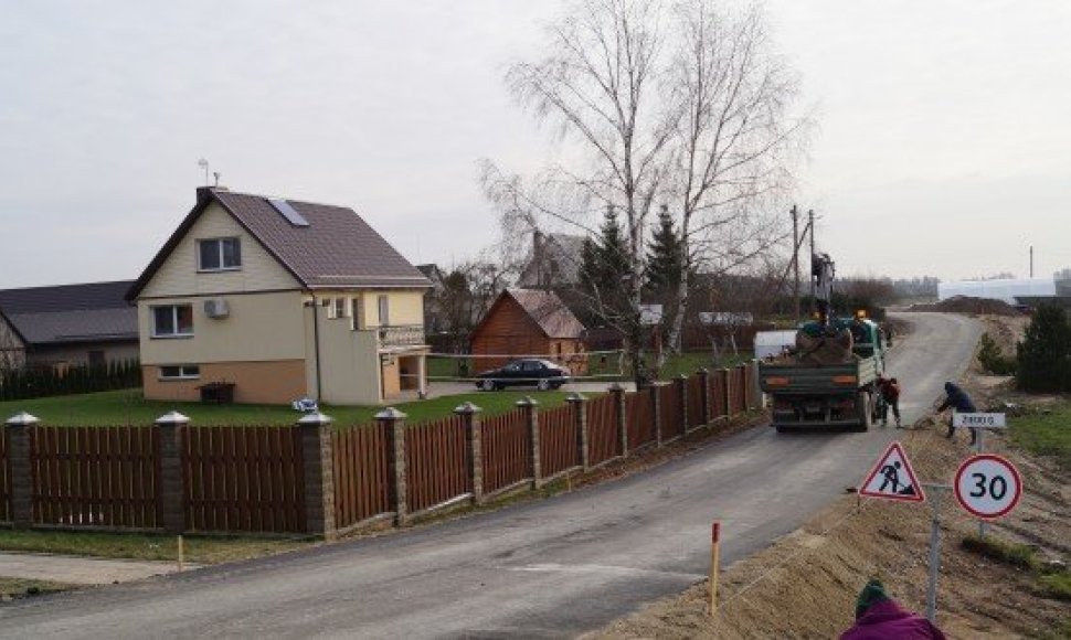 Prie Seimo nario Arūno Dūdėno namų jau garuoja naujutėlis asfaltas