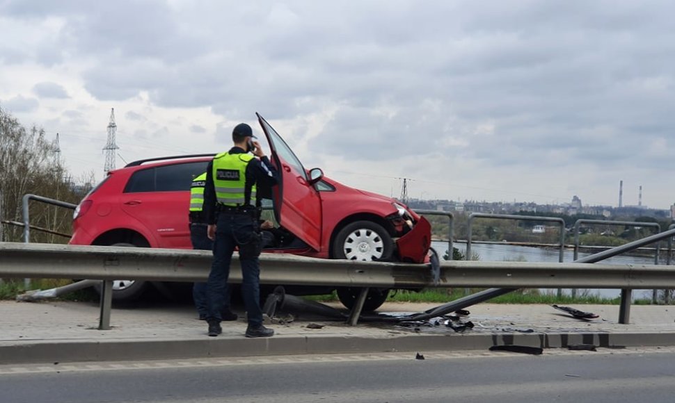 Avarija T.Masiulio gatvėje – automobilis „pakibo“ ant atitvarų