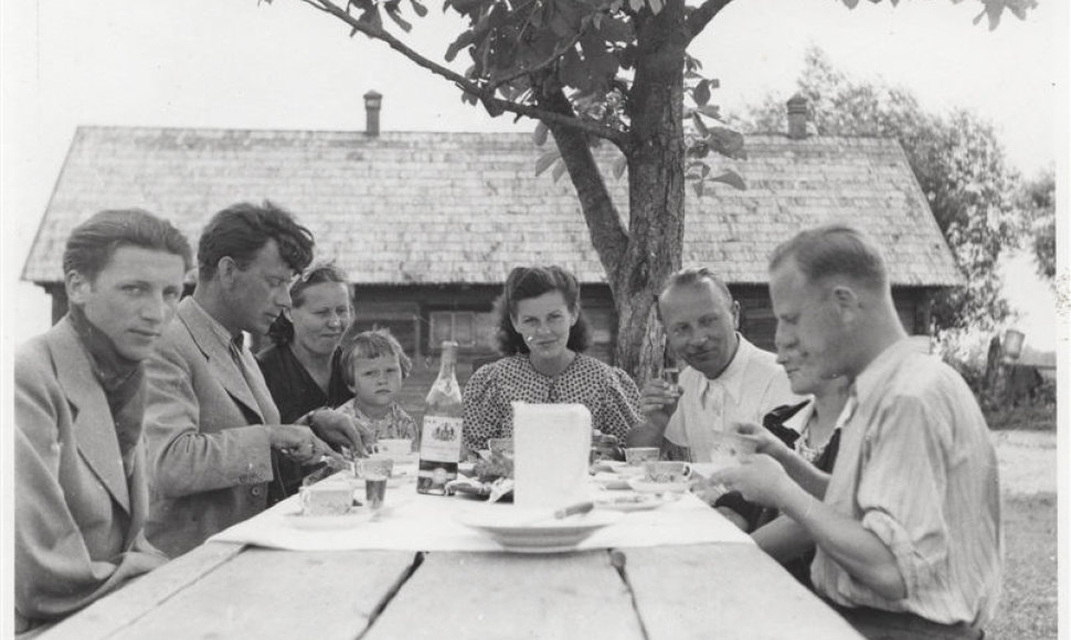 Paskutiniai pietūs Lietuvoje. Gale stalo sėdi advokatas Juozas Stonaitis su žmona