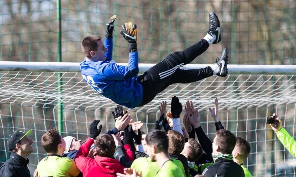 Startavo Vilniaus futbolo sezonas.