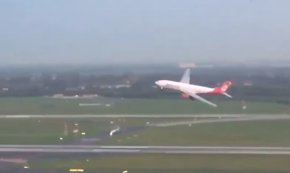 „Oriai ir emocionaliniai“ atsisveikinti norėjęs bankrutuojančių oro linijų „Air Berlin“ pilotas atliko pavojingą manevrą