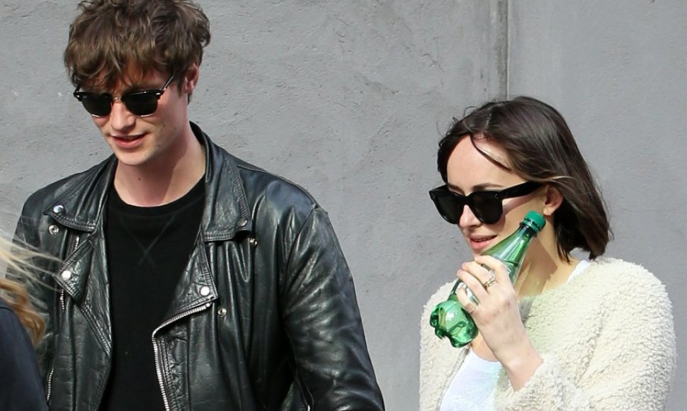 Dakota Johnson ir Matthew Hittas