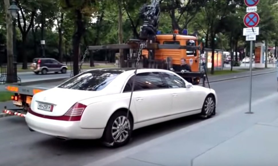 Bandymas „Maybach 62S“ užkelti ant autovežio