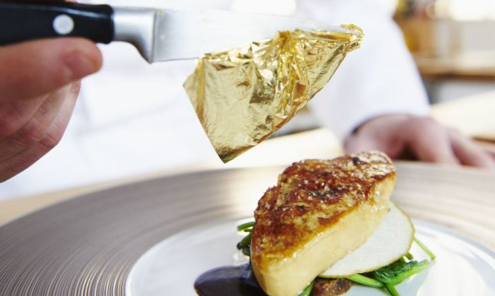 Šefas ruošia patiekalą su foie gras