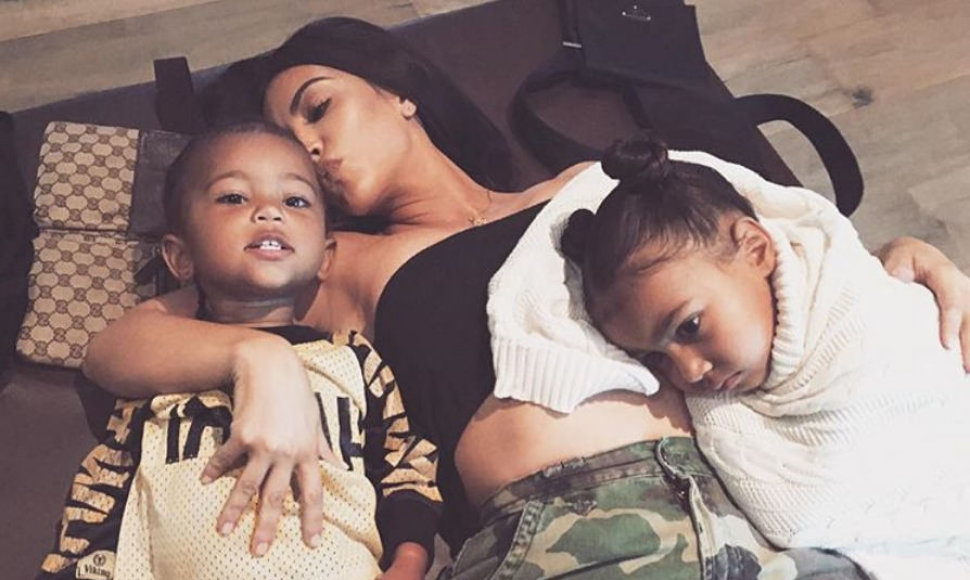 Kim Kardashian su dukra North ir sūnumi Saintu