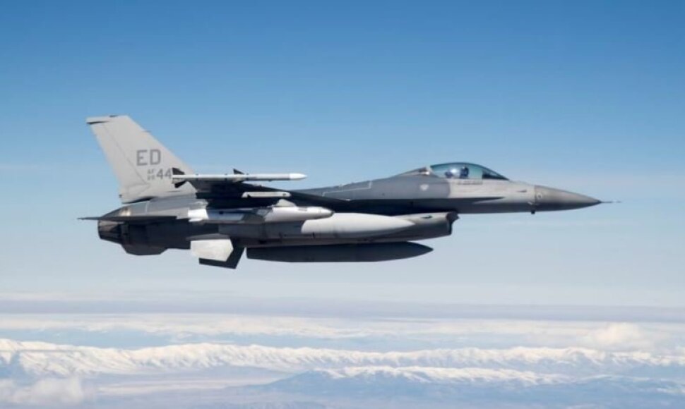 Naikintuvas F-16 su &bdquo;Kongsberg&ldquo; gaminama JSM raketa (nuotraukoje &ndash; vidutinio dydžio). &bdquo;Defence Express"/Atviro &scaron;altinio nuotr.