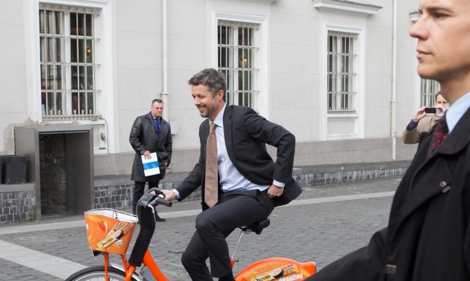 Danijos princas Frederikas važinėjosi dviračiu Vilniuje