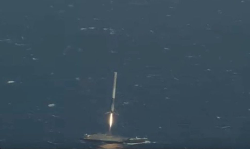 „SpaceX“ nutupdė raketą jūroje