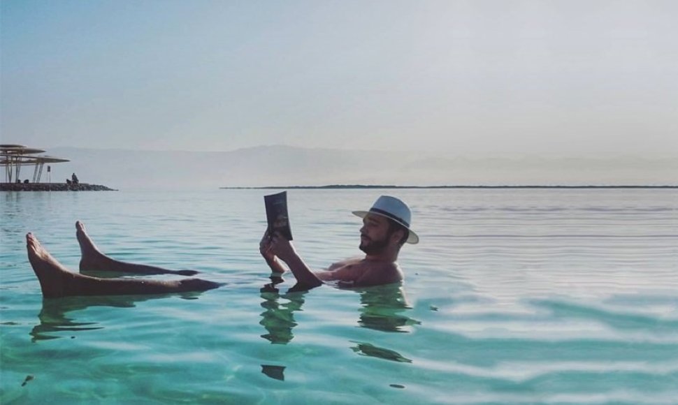 Poilsis su knyga Negyvojoje jūroje