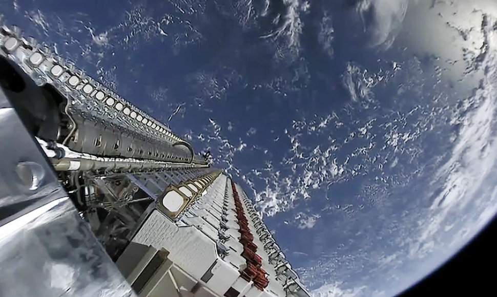 „SpaceX Starlink“ palydovai supakuoti taip, kad vienu raketos skrydžių jų būtų iškeliama kiek įmanoma daugiau