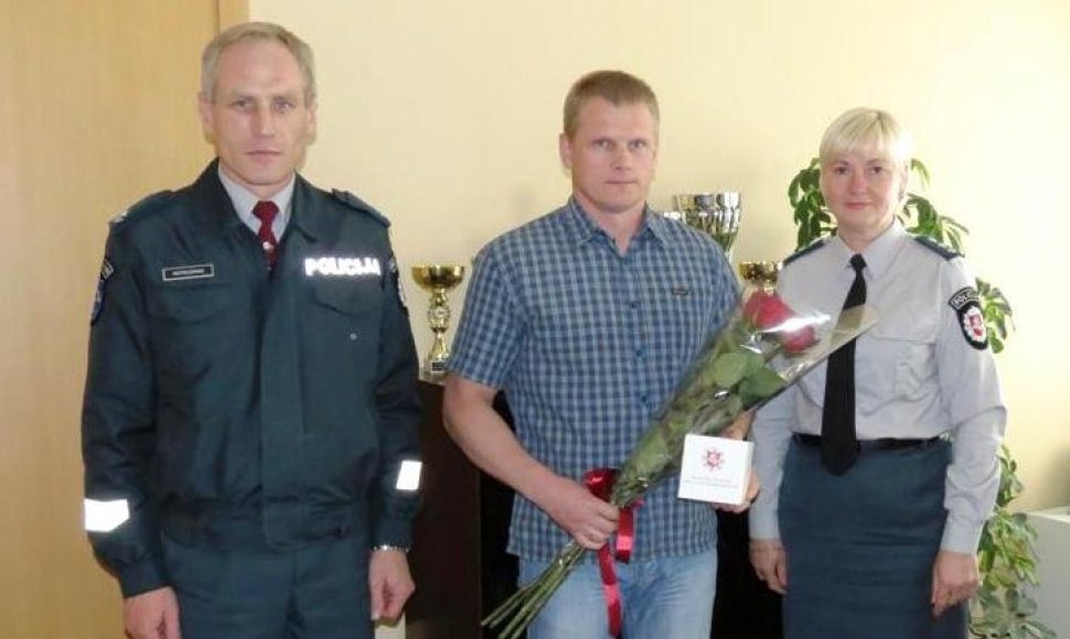 Gintautui Jaskaudui (viduryje) padėkota Mažeikių rajono policijos komisariate