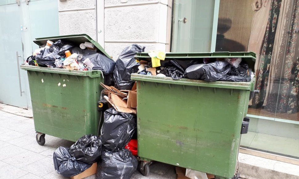 Atliekų konteineriai Vilniaus gatvėje antradienį popiet