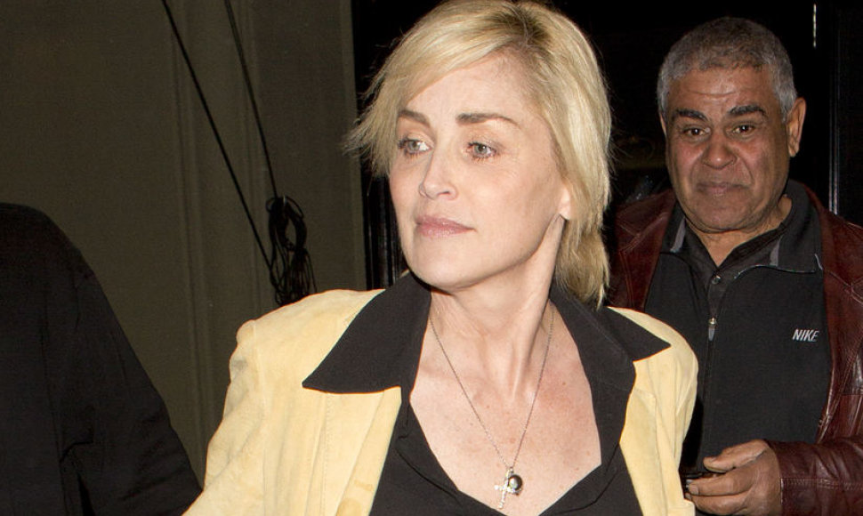 Sharon Stone Holivude aplinkinių dėmesį traukė permatoma palaidine