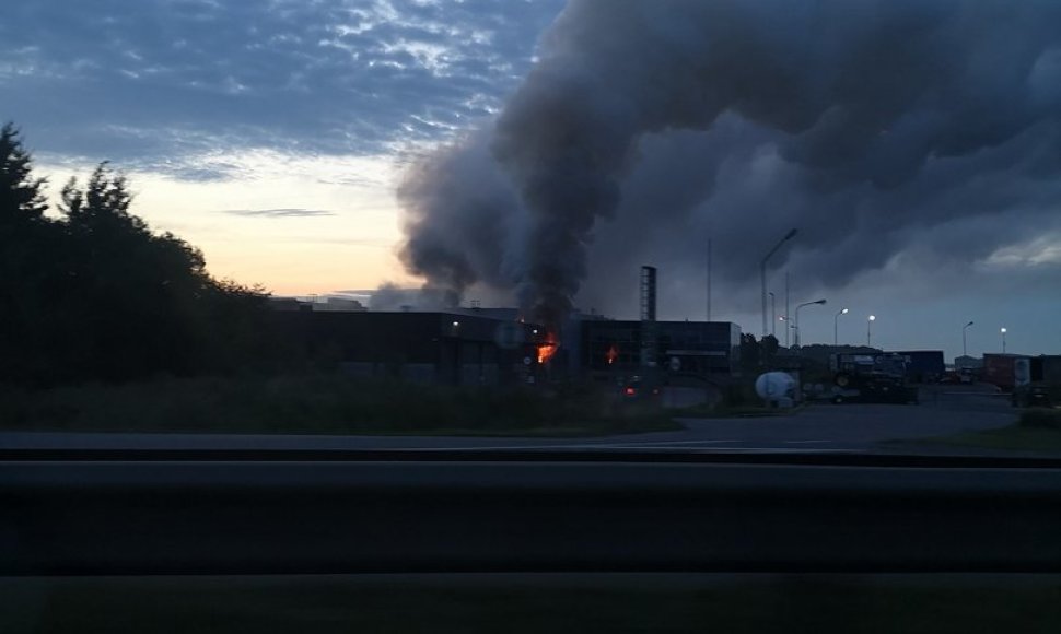 „FPI Baltic“ gamyklos sandėlyje kilo gaisras