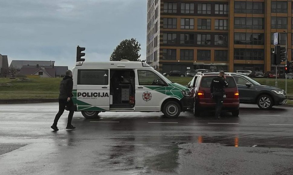 Kaune į avarija pakliuvo policijos automobilis