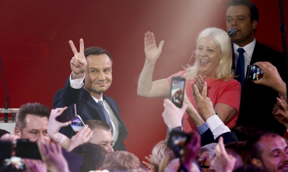 Andrzejus Duda švenčia pergalę Lenkijos prezidento rinkimuose
